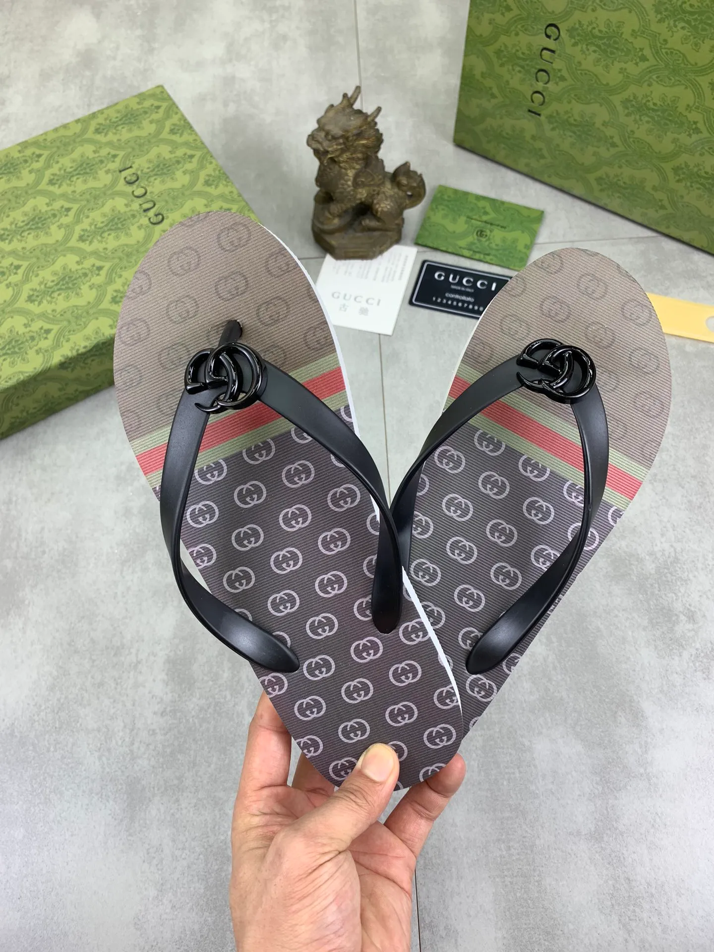 Men's men's shoes 💰P220💰【New style】🆘【GUCCI】Official website's popular Gucci adult couple 🧑‍🤝‍🧑 style, children's flip-flops are on sale at the counter simultaneously! Original fabric imported from Italy. Original bottom provided by the original factory. Size: Adult 36-45. Children’s size: 30-37. Multiple colors available.